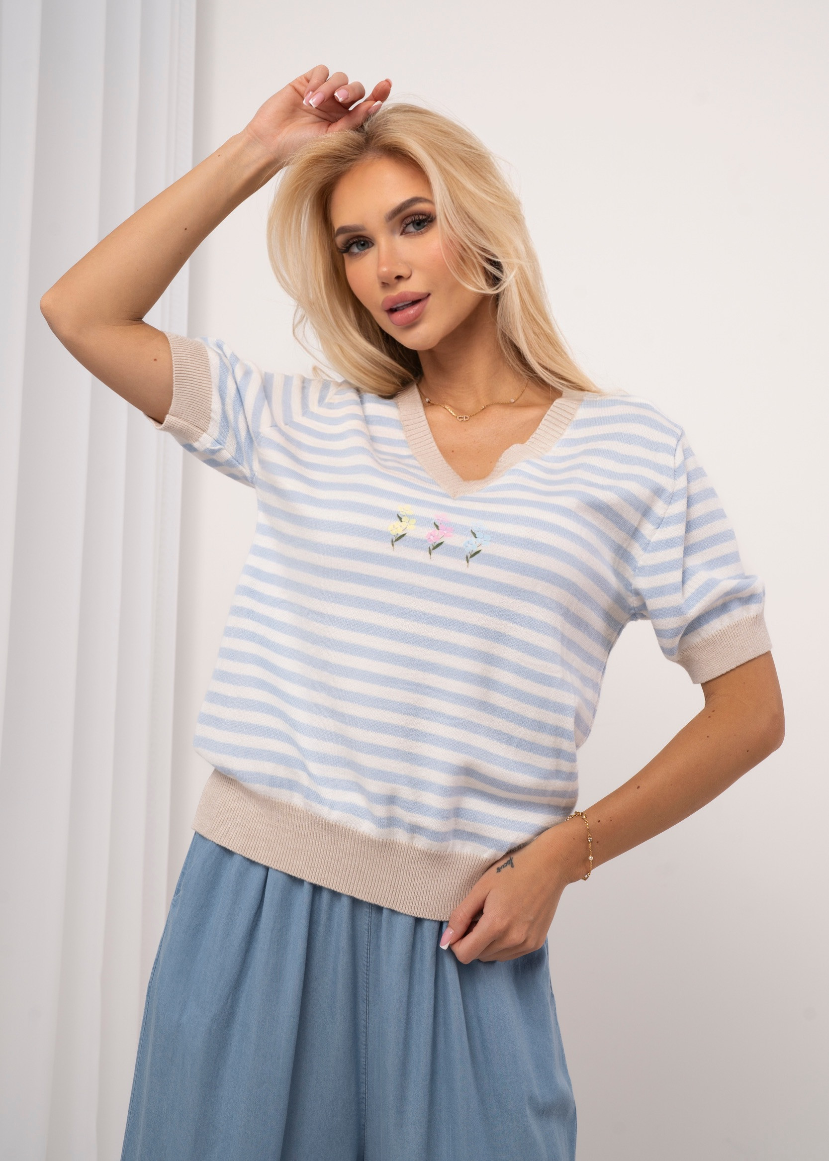 Dzianinowy sweter w paski z aplikacją kwiatową