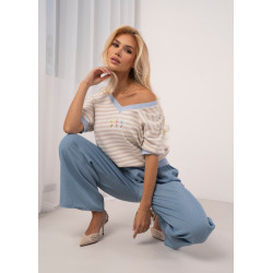 Dzianinowy sweter w paski z aplikacją kwiatową