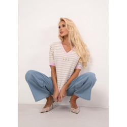 Dzianinowy sweter w paski z aplikacją kwiatową