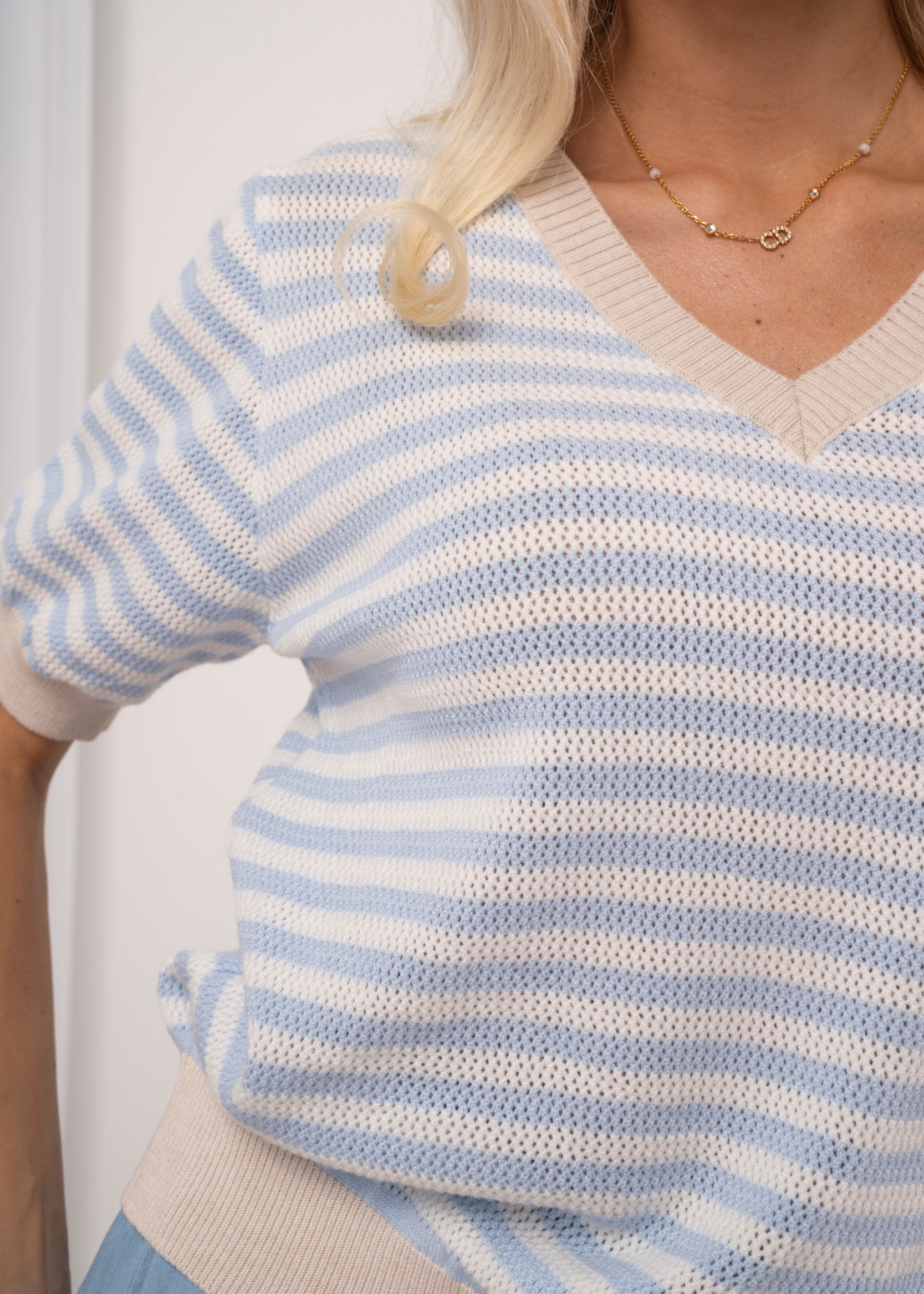 Ażurowy sweter w paski z krótkim rękawem