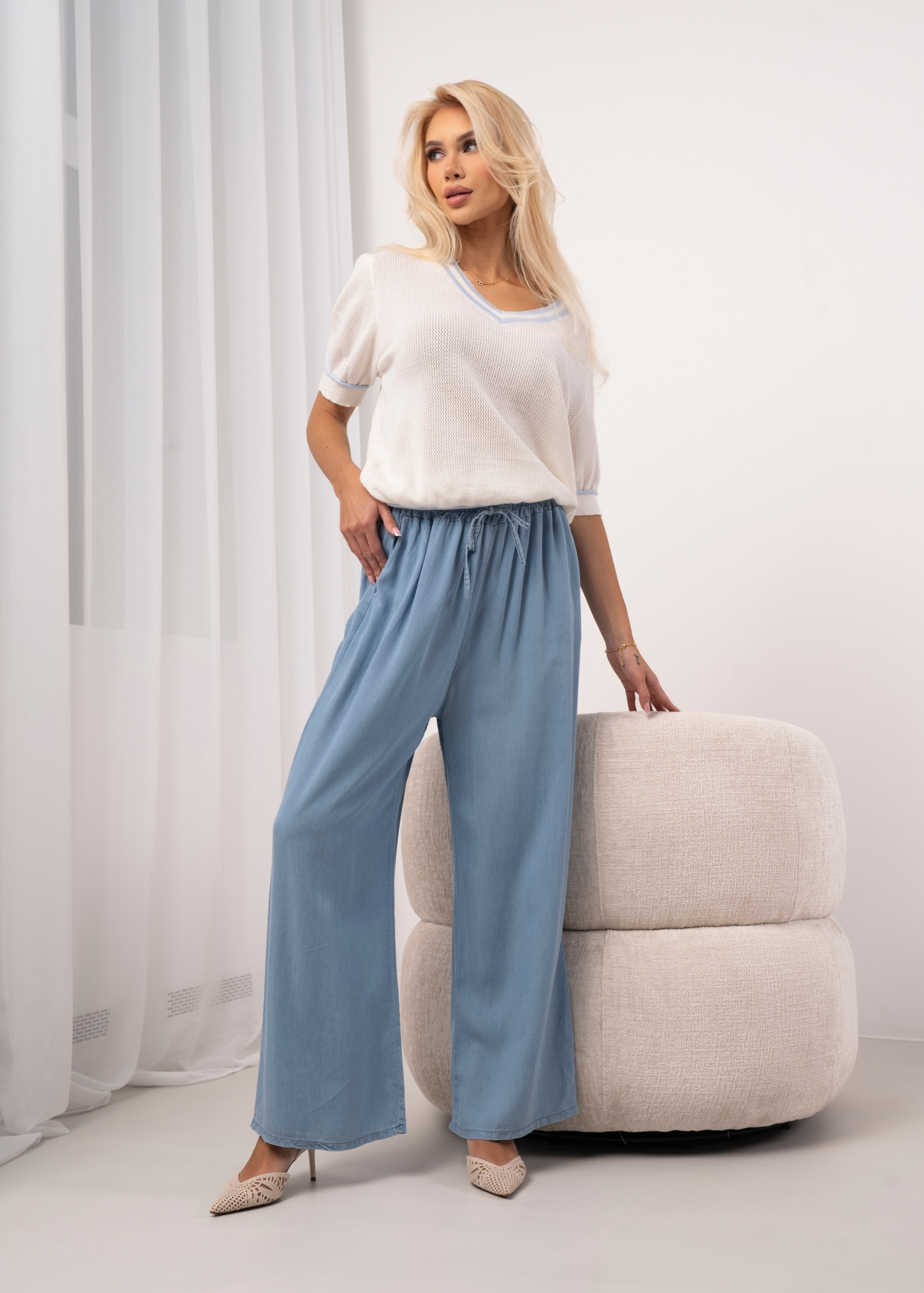 Luźne spodnie jeansowe z gumką i wiązaniem w pasie