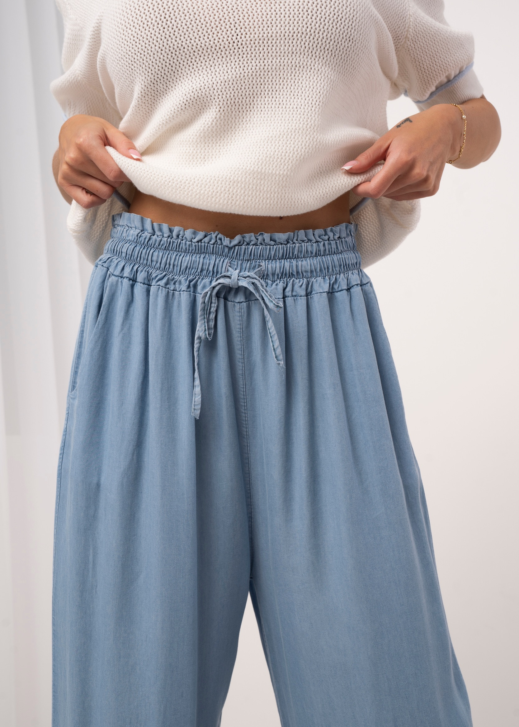 Luźne spodnie jeansowe z gumką i wiązaniem w pasie