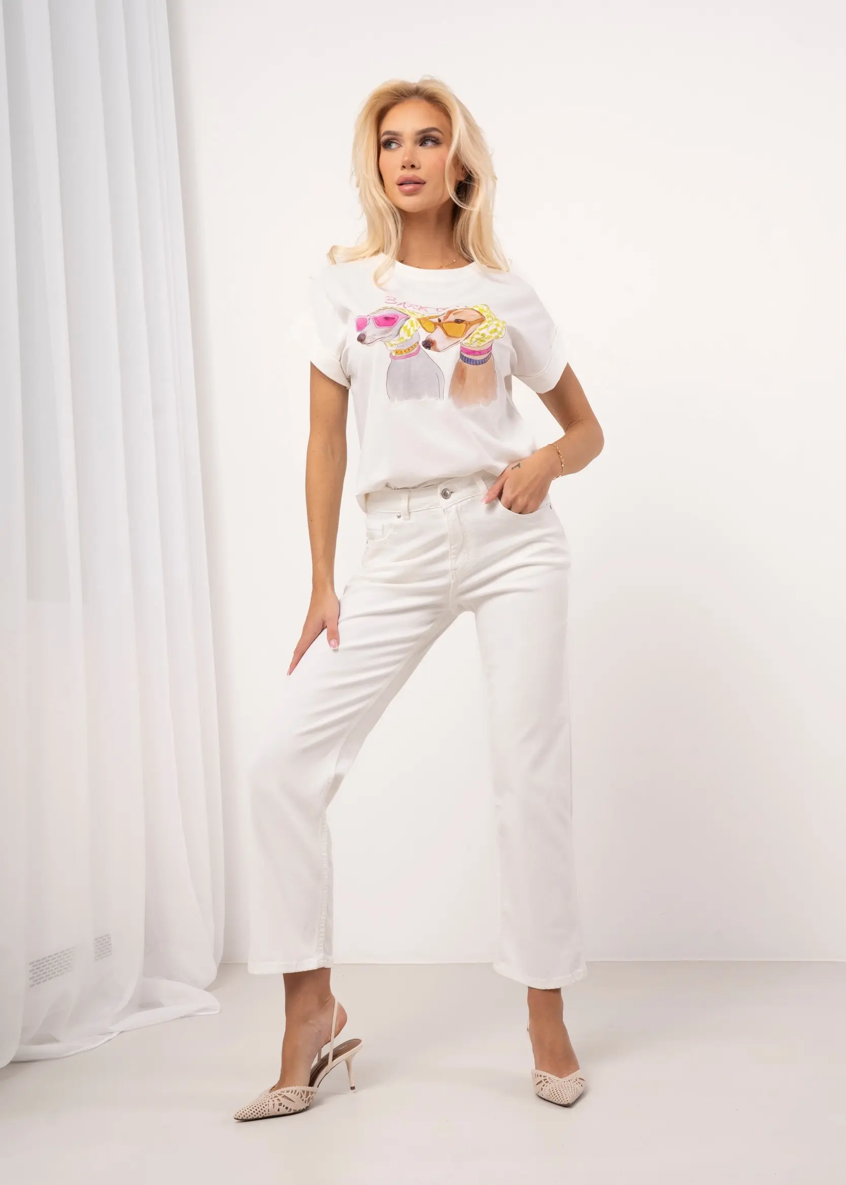 Białe jeansy straight z ozdobnym haftem kokardki na kieszeni