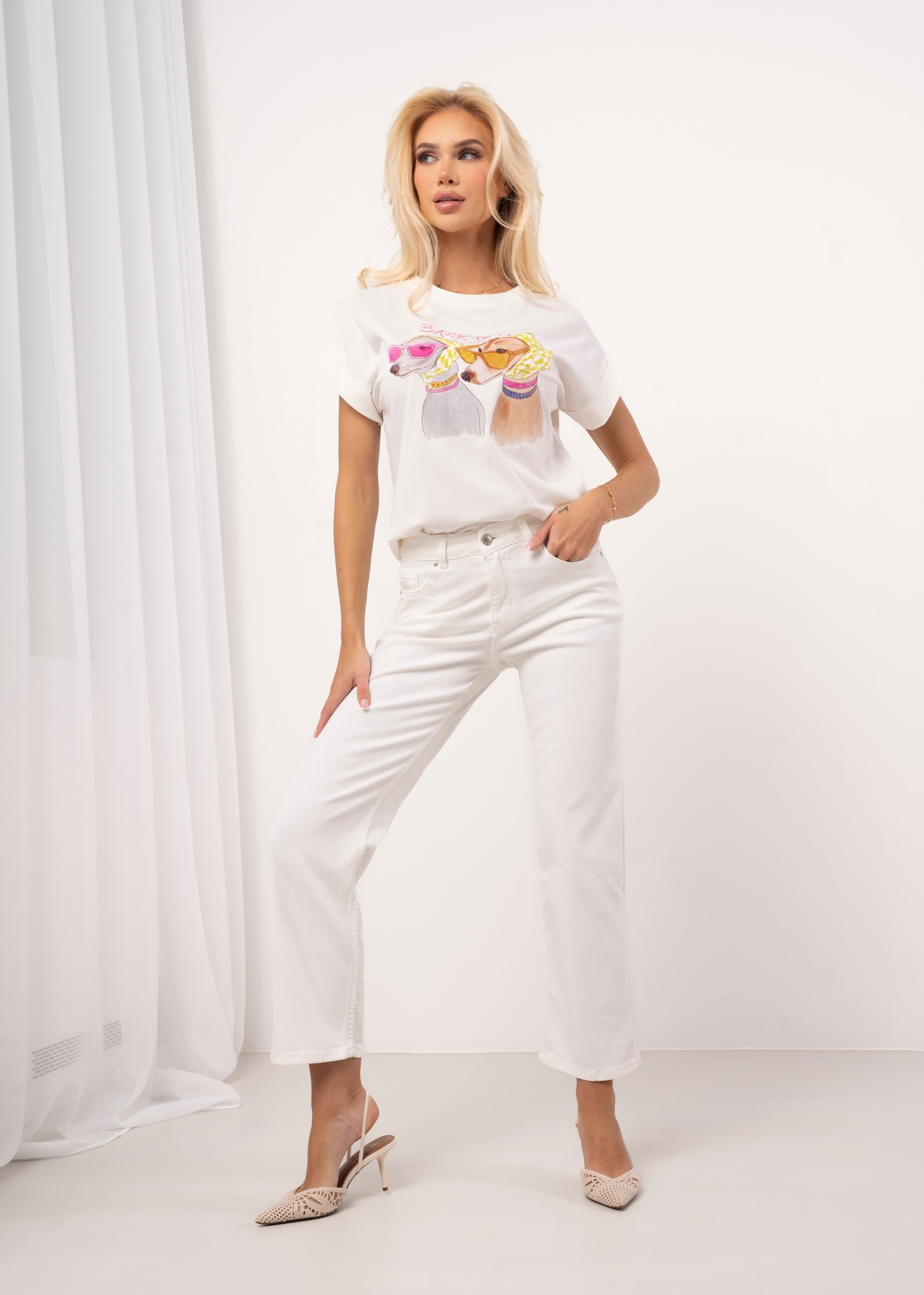 Białe jeansy straight z ozdobnym haftem kokardki na kieszeni