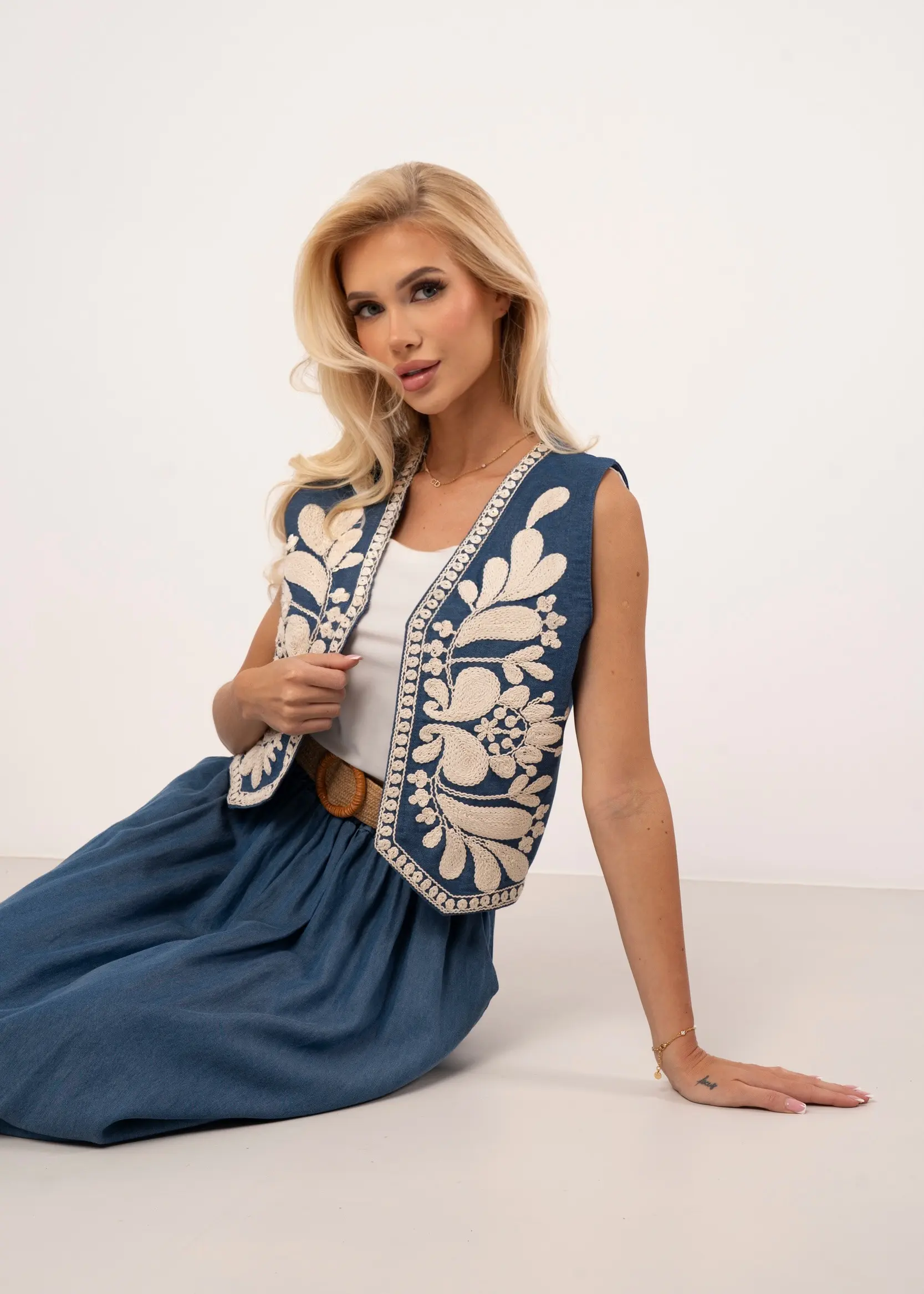 Krótka kamizelka denimowa z haftem w stylu boho