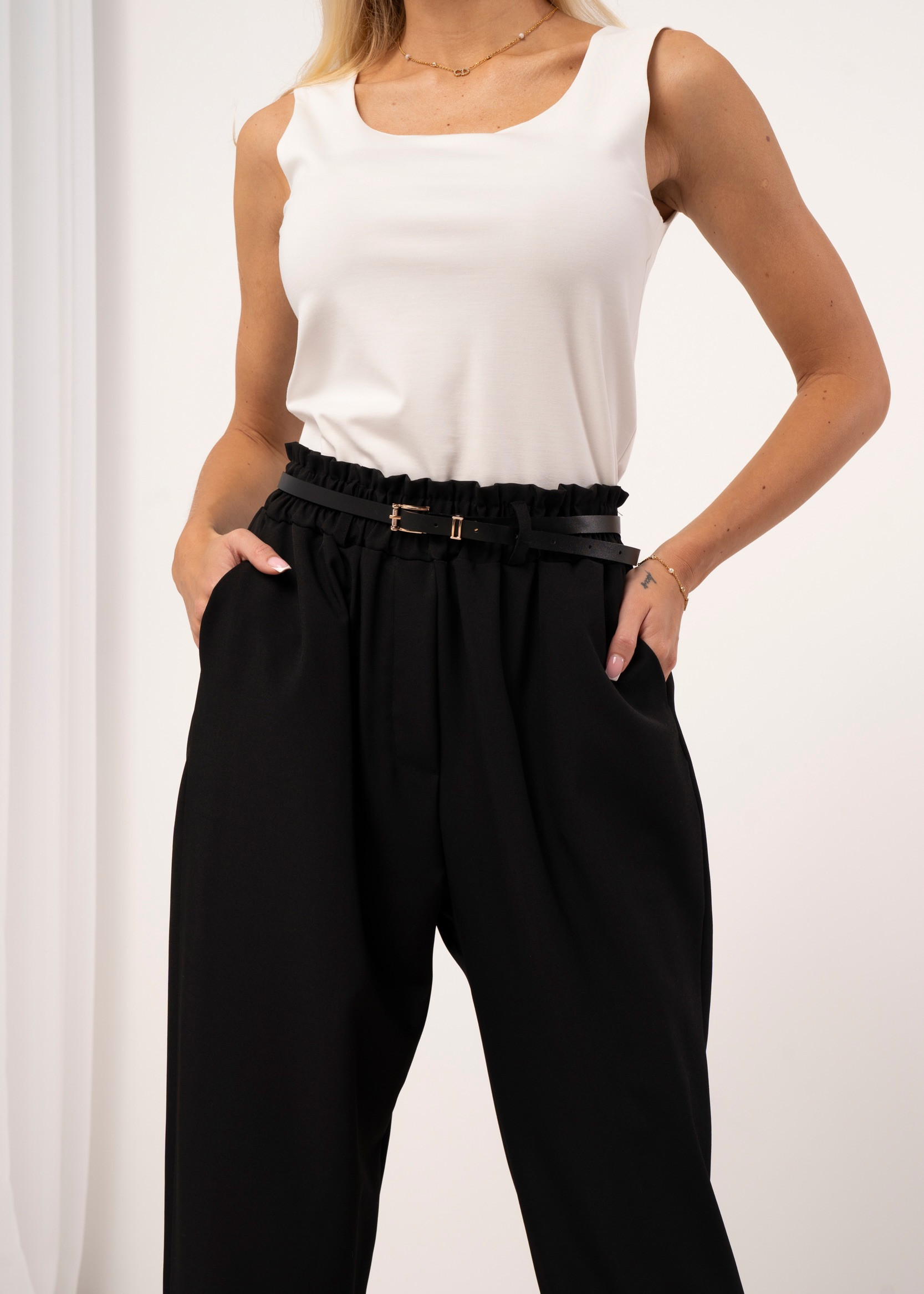 Spodnie z marszczoną talią i biżuteryjnym paskiem