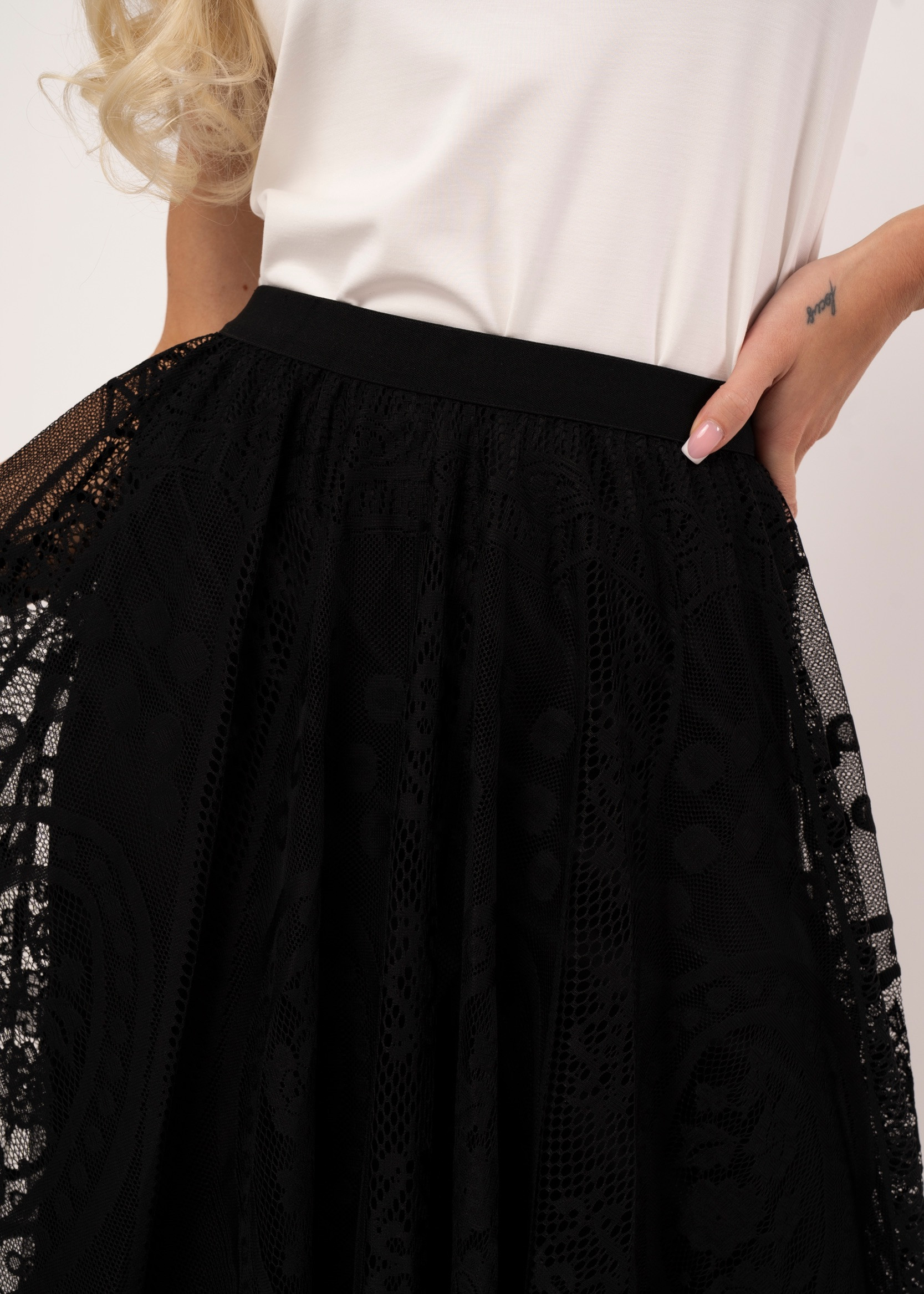 Koronkowa spódnica midi w stylu boho