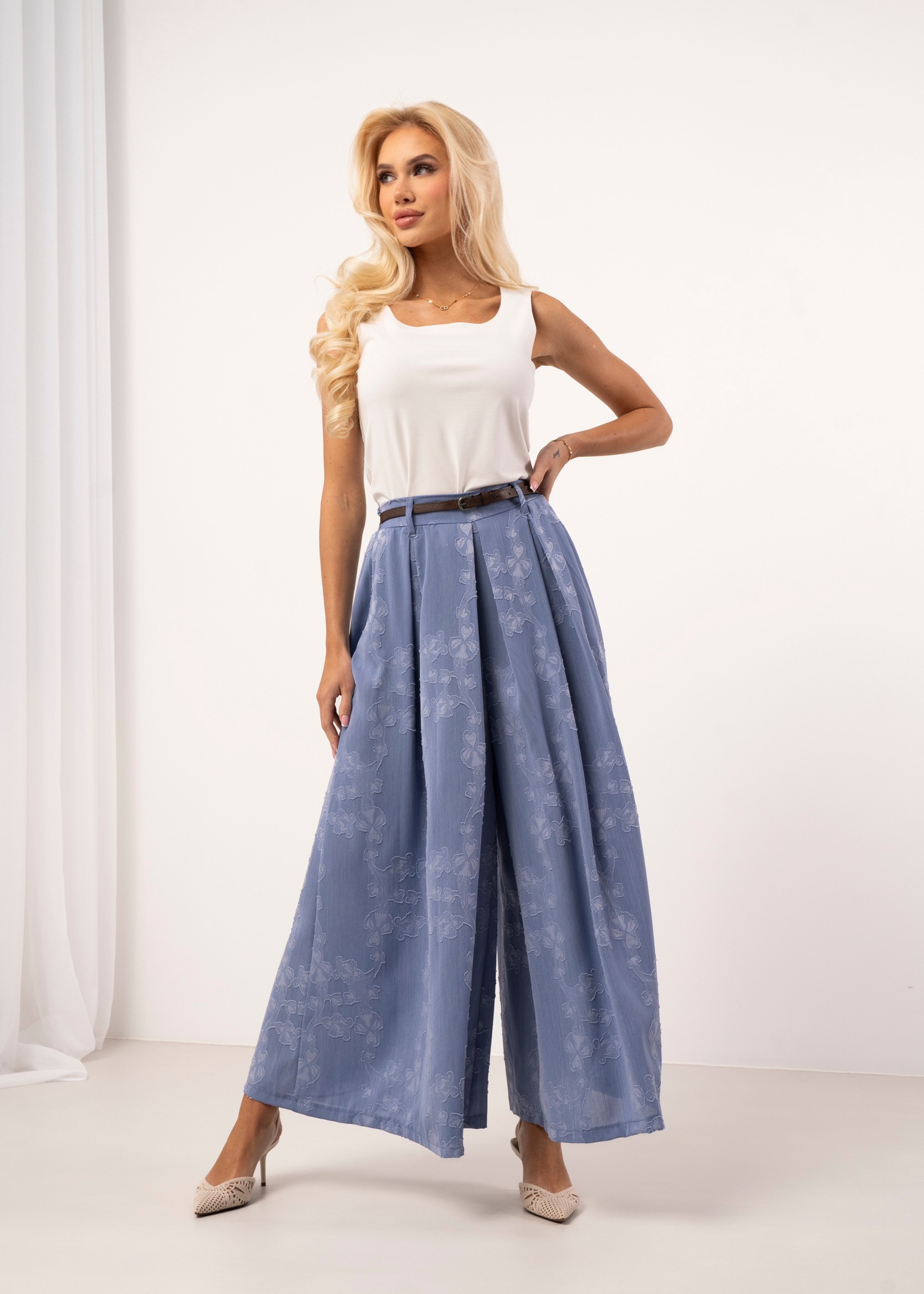 Szerokie spodnie kuloty z haftem kwiatowym i paskiem