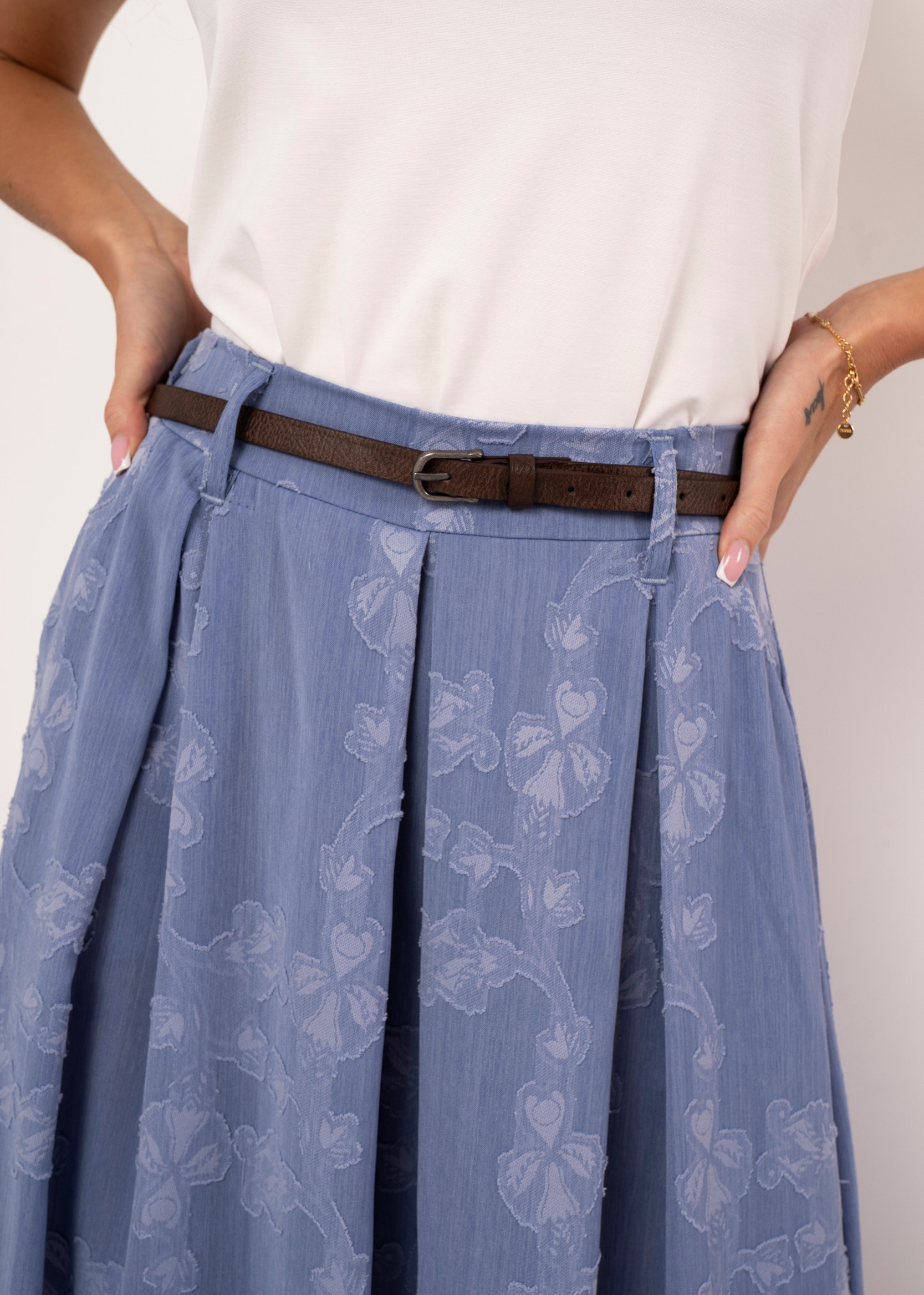 Szerokie spodnie kuloty z haftem kwiatowym i paskiem