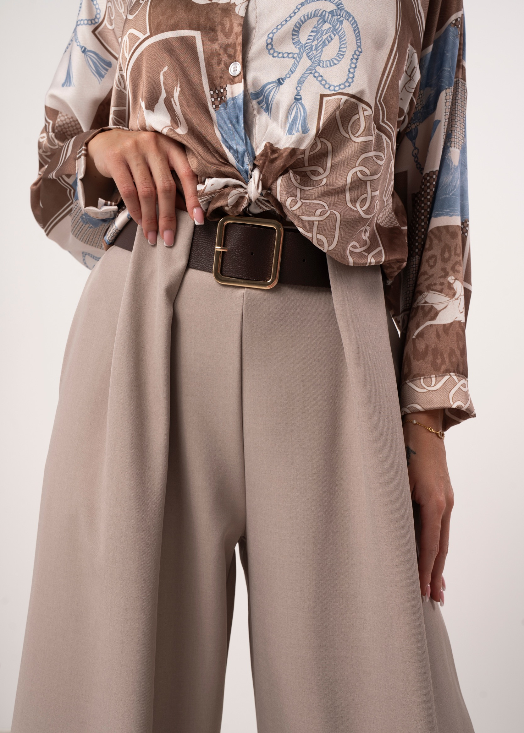 Spodnie typu palazzo z zakładkami i paskiem