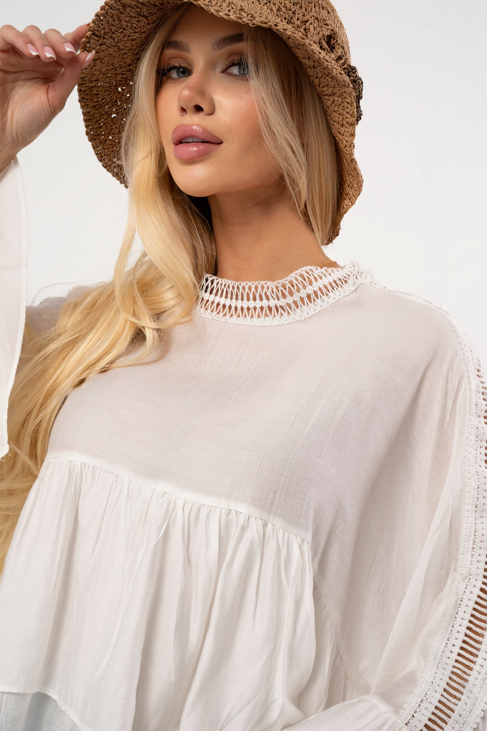 Luźna bluzka boho z szerokimi rękawami i falbanami