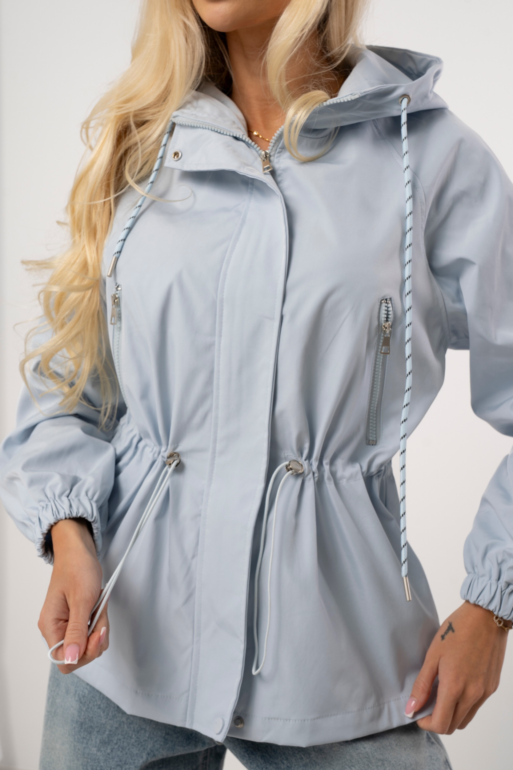 Kurtka przejściowa z kapturem i regulacją w talii