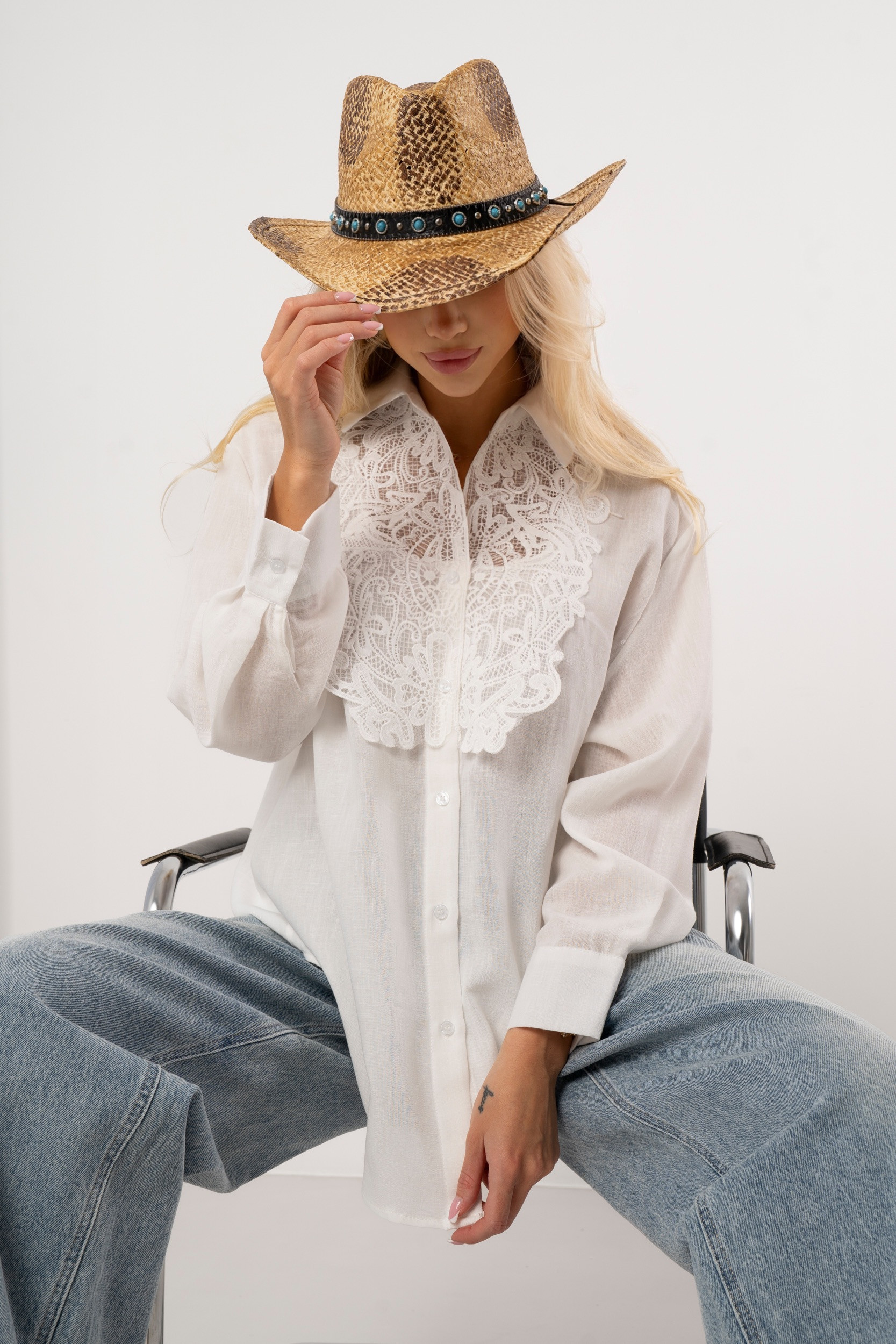 Bawełniana koszula z koronkowym kołnierzem