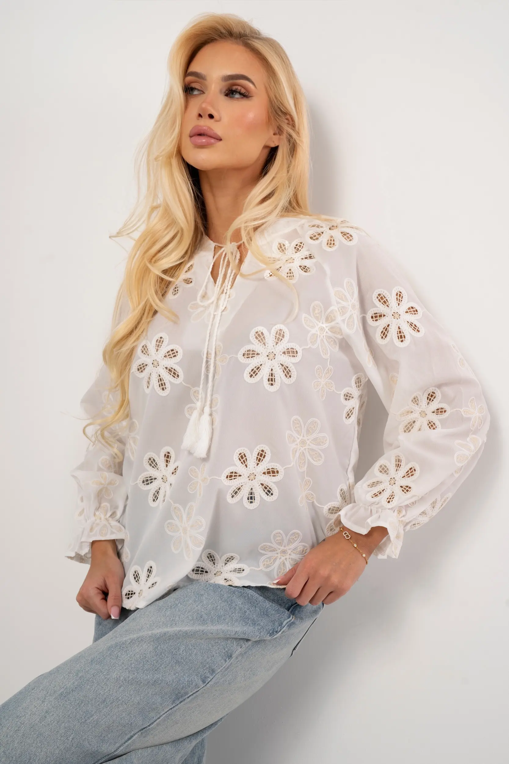 Bluzka boho z haftowanymi kwiatami i chwostami