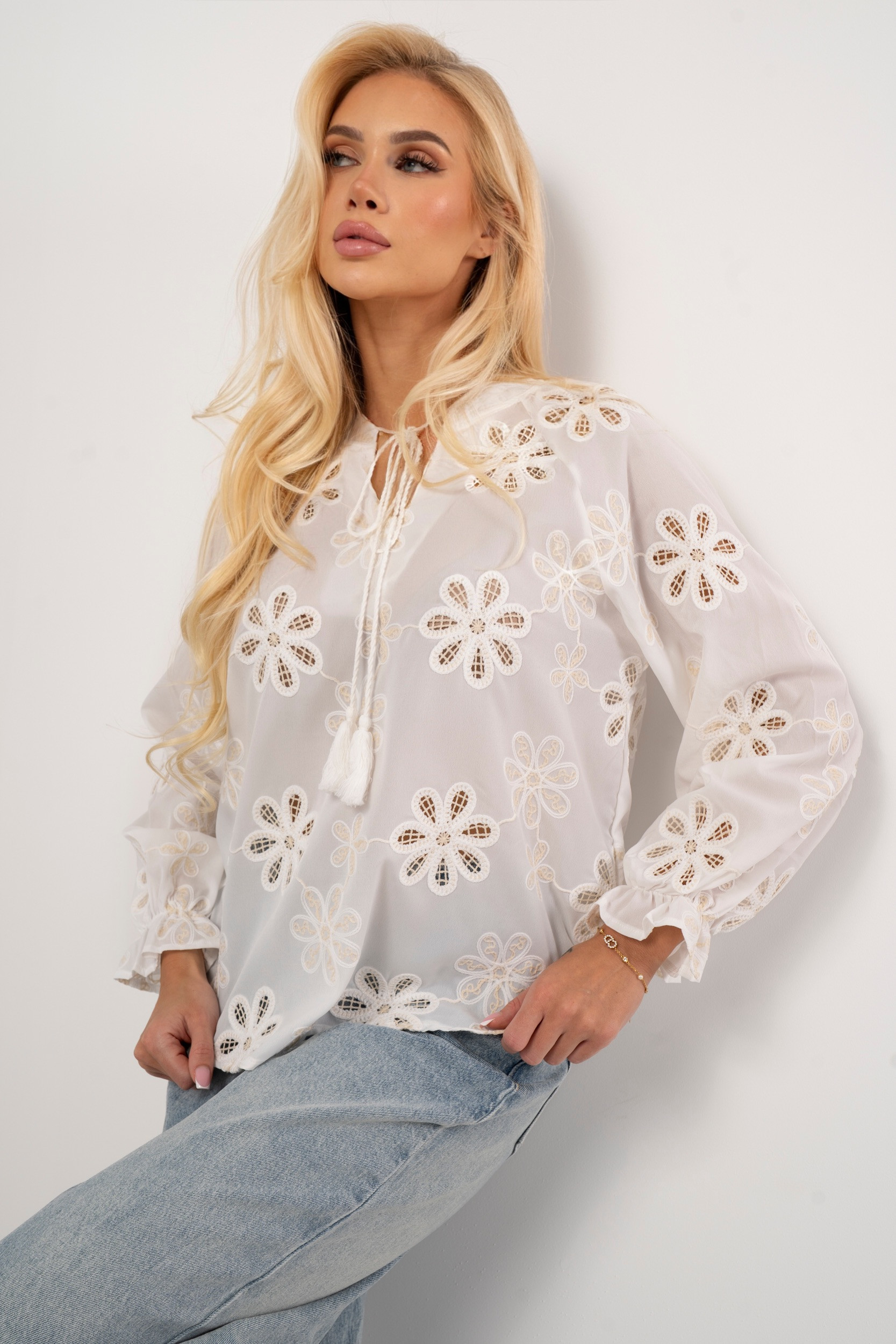 Bluzka boho z haftowanymi kwiatami i chwostami