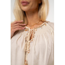 Muślinowa bluzka z biżuteryjnym wykończeniem