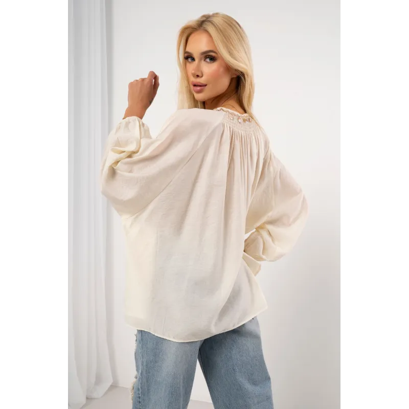Muślinowa bluzka z biżuteryjnym wykończeniem