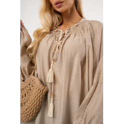 Muślinowa bluzka z biżuteryjnym wykończeniem