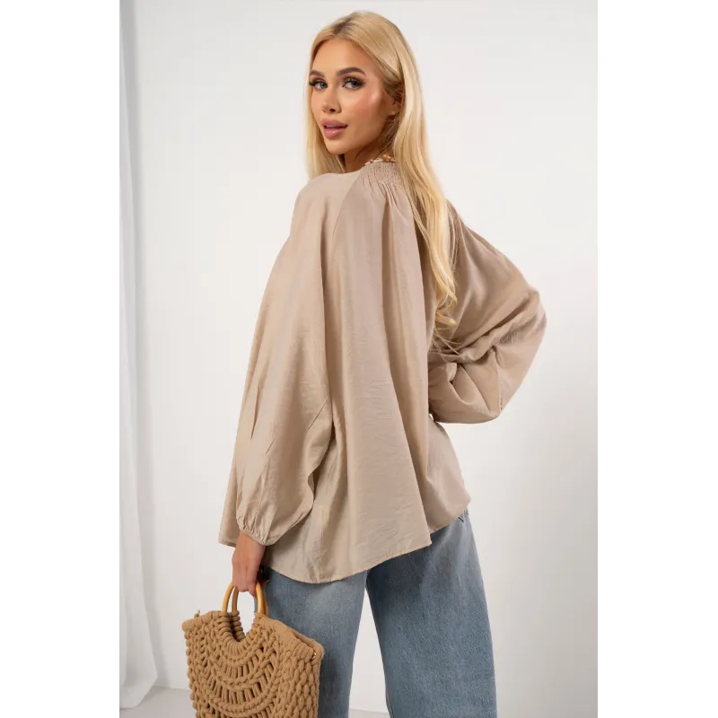 Muślinowa bluzka z biżuteryjnym wykończeniem