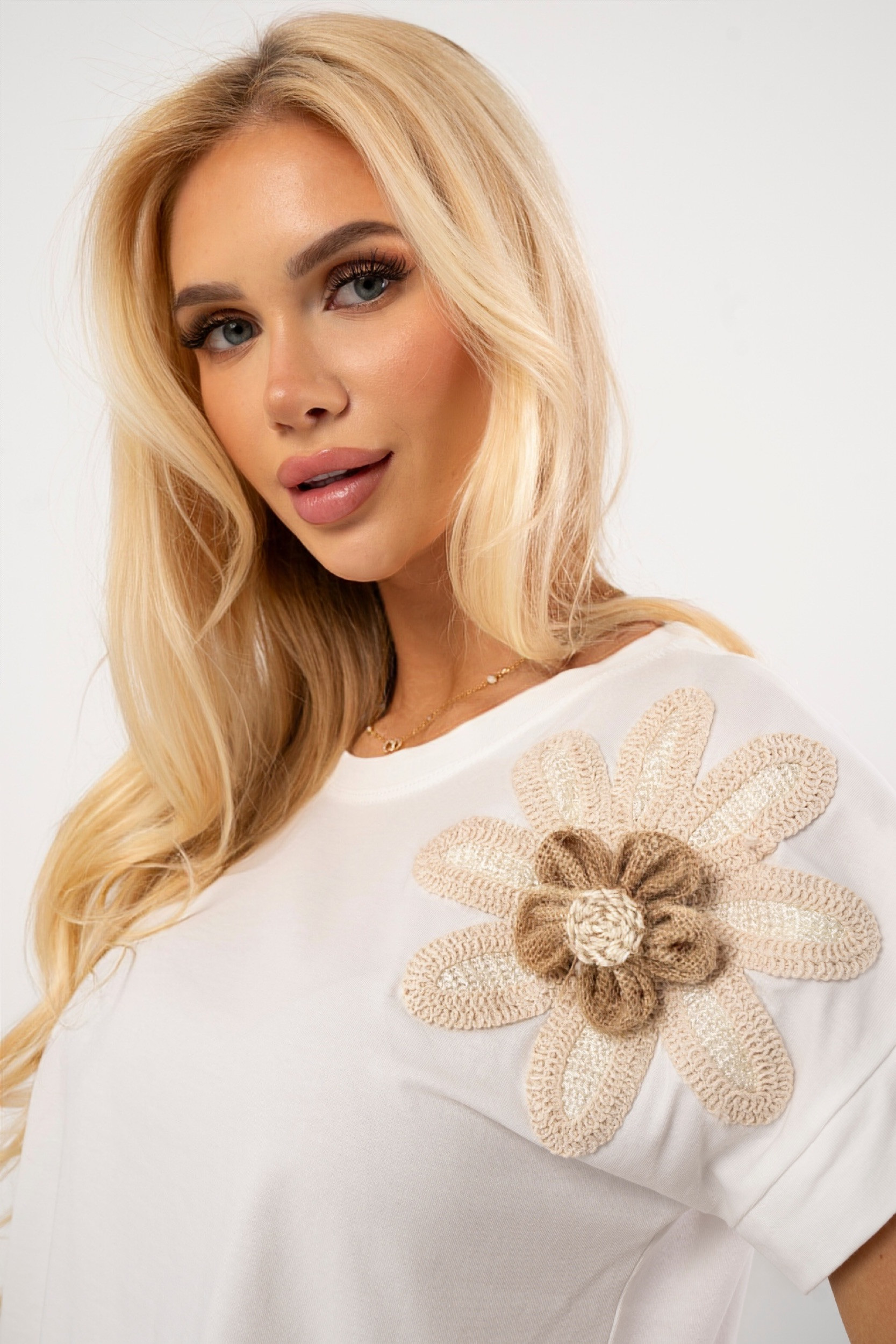 Bluzka z ozdobnym kwiatem 3D i szydełkowym detalem