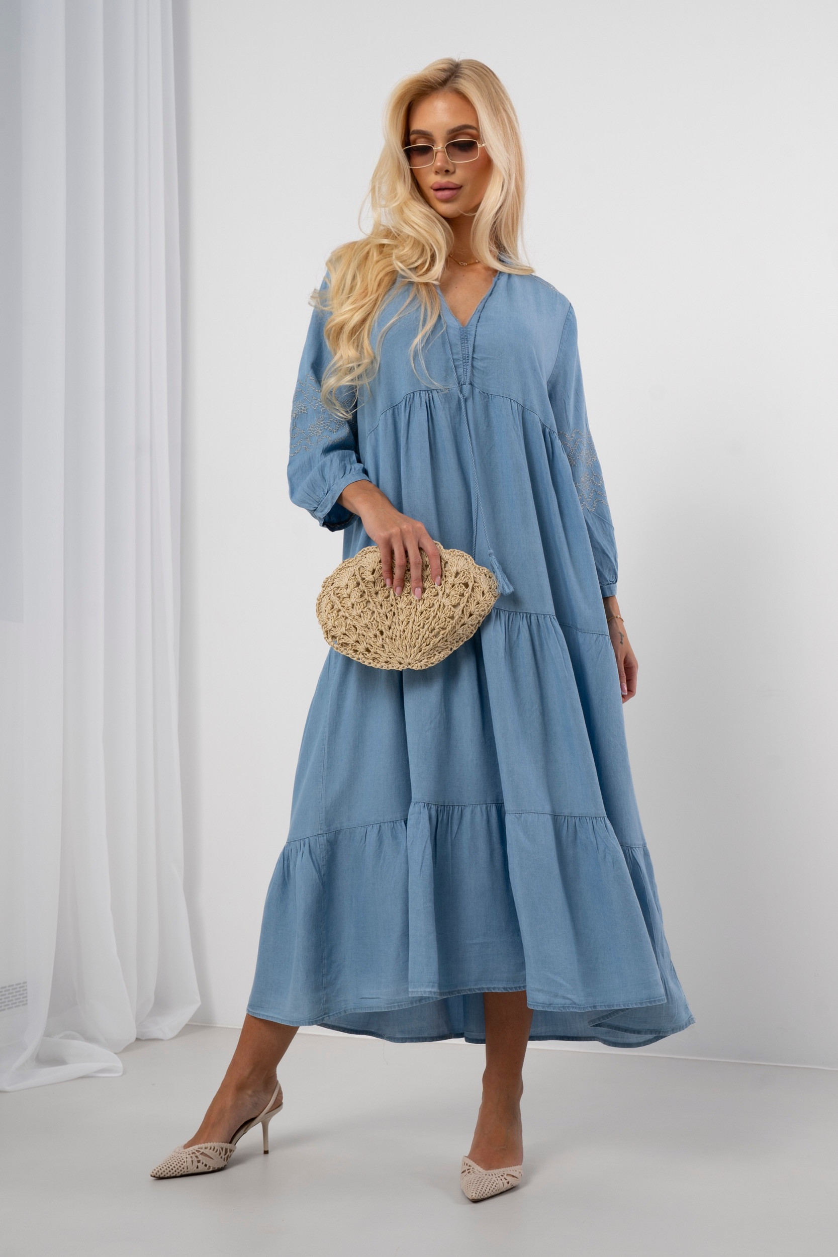 Warstwowa sukienka maxi z falbanami i ozdobnym haftem