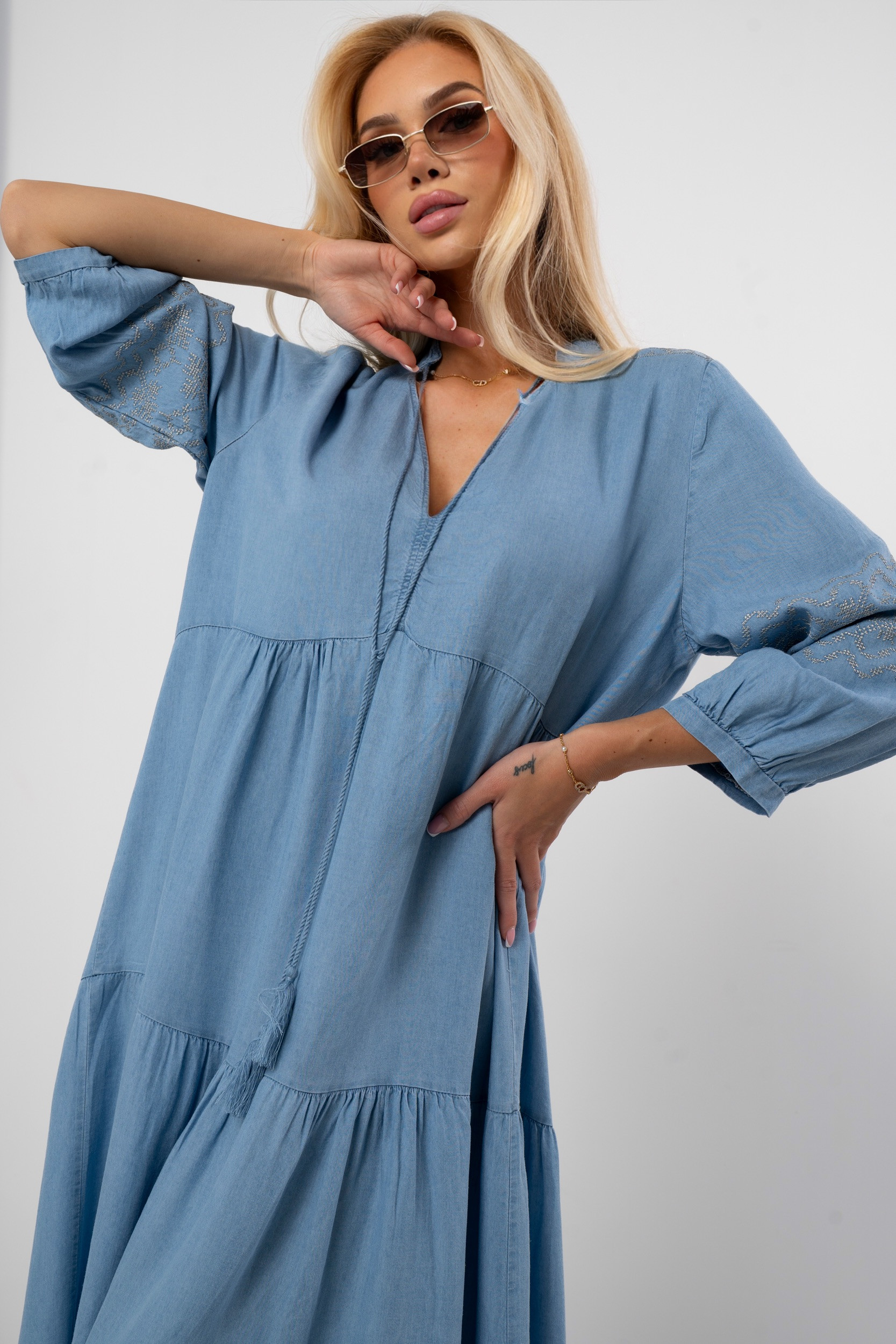 Warstwowa sukienka maxi z falbanami i ozdobnym haftem