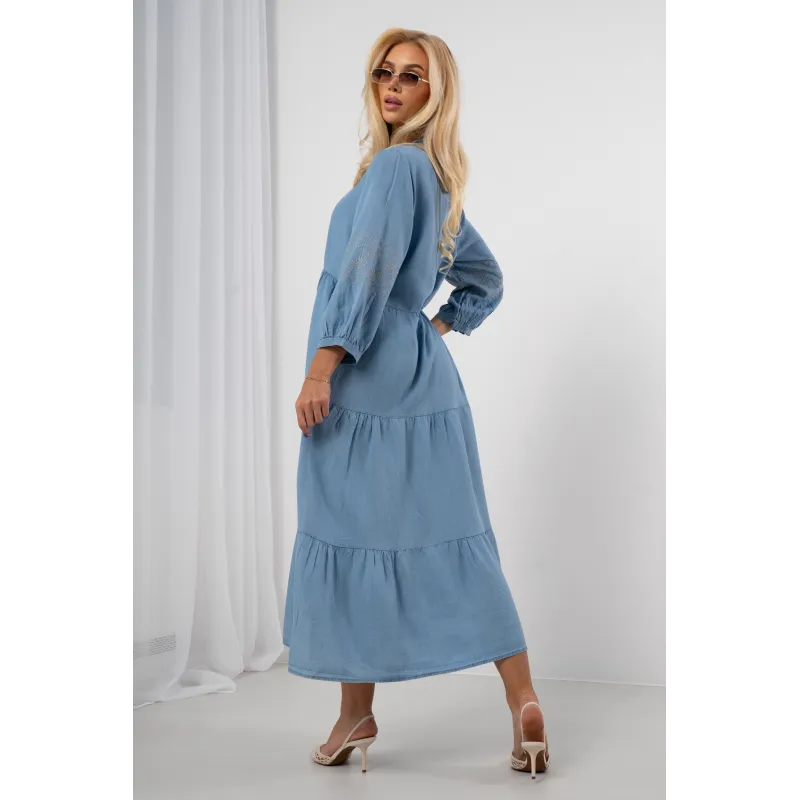 Warstwowa sukienka maxi z falbanami i ozdobnym haftem