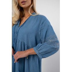 Warstwowa sukienka maxi z falbanami i ozdobnym haftem