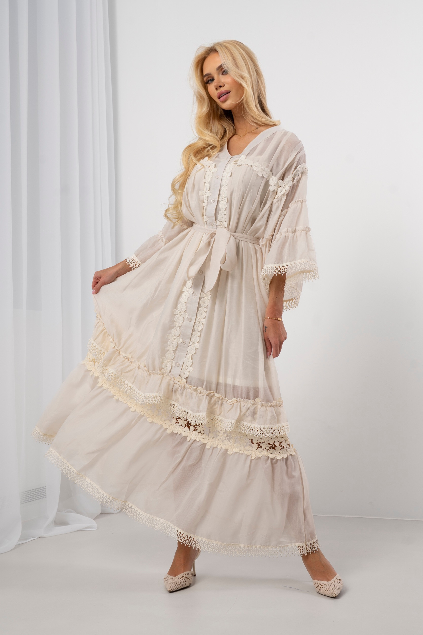 Zwiewna sukienka maxi boho z haftem i koronką