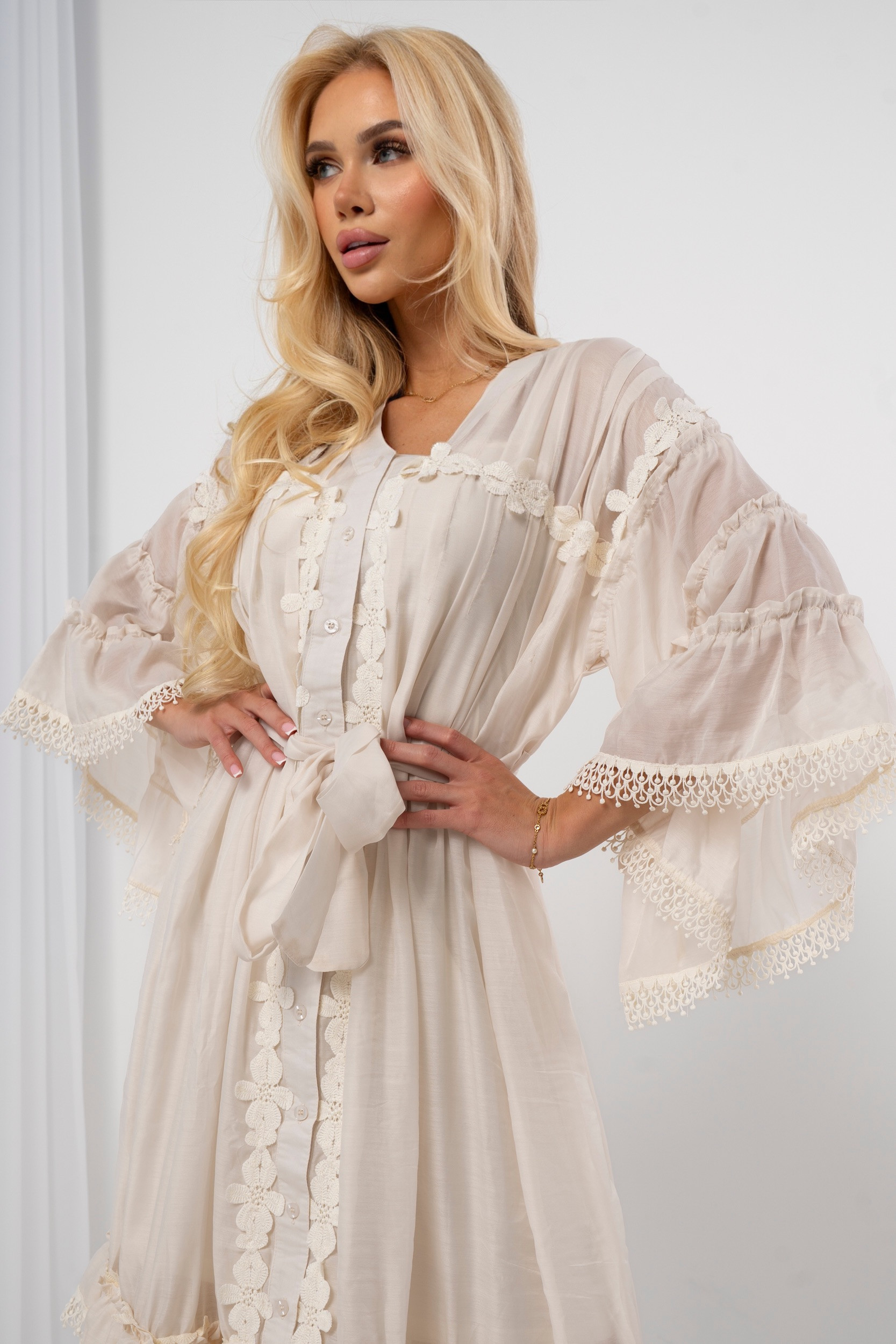 Zwiewna sukienka maxi boho z haftem i koronką