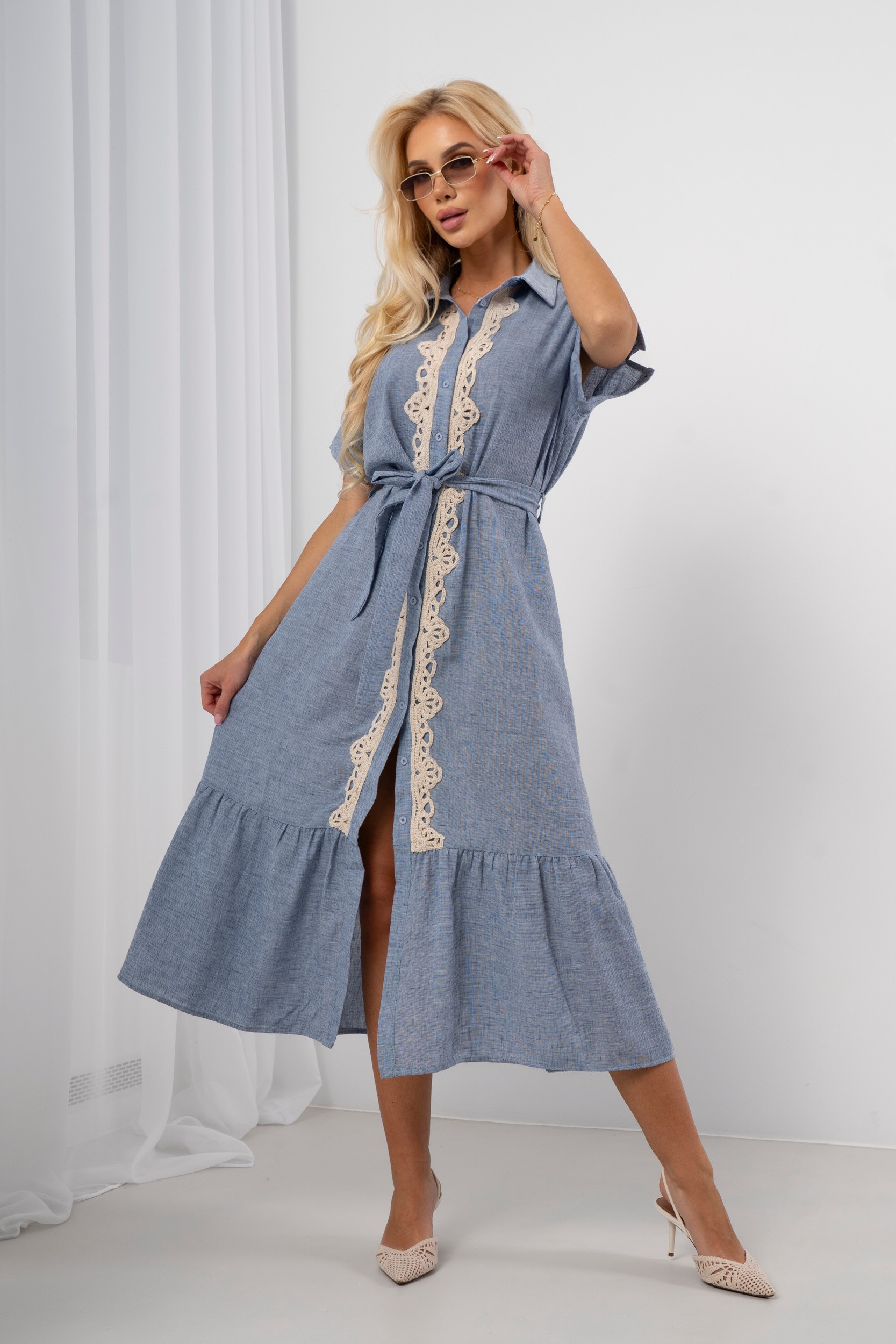 Sukienka szmizjerka z haftem i wiązaniem w pasie