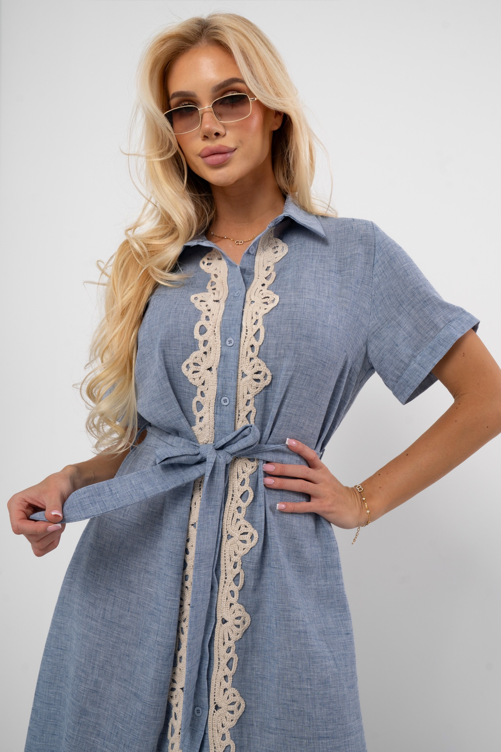 Sukienka szmizjerka z haftem i wiązaniem w pasie