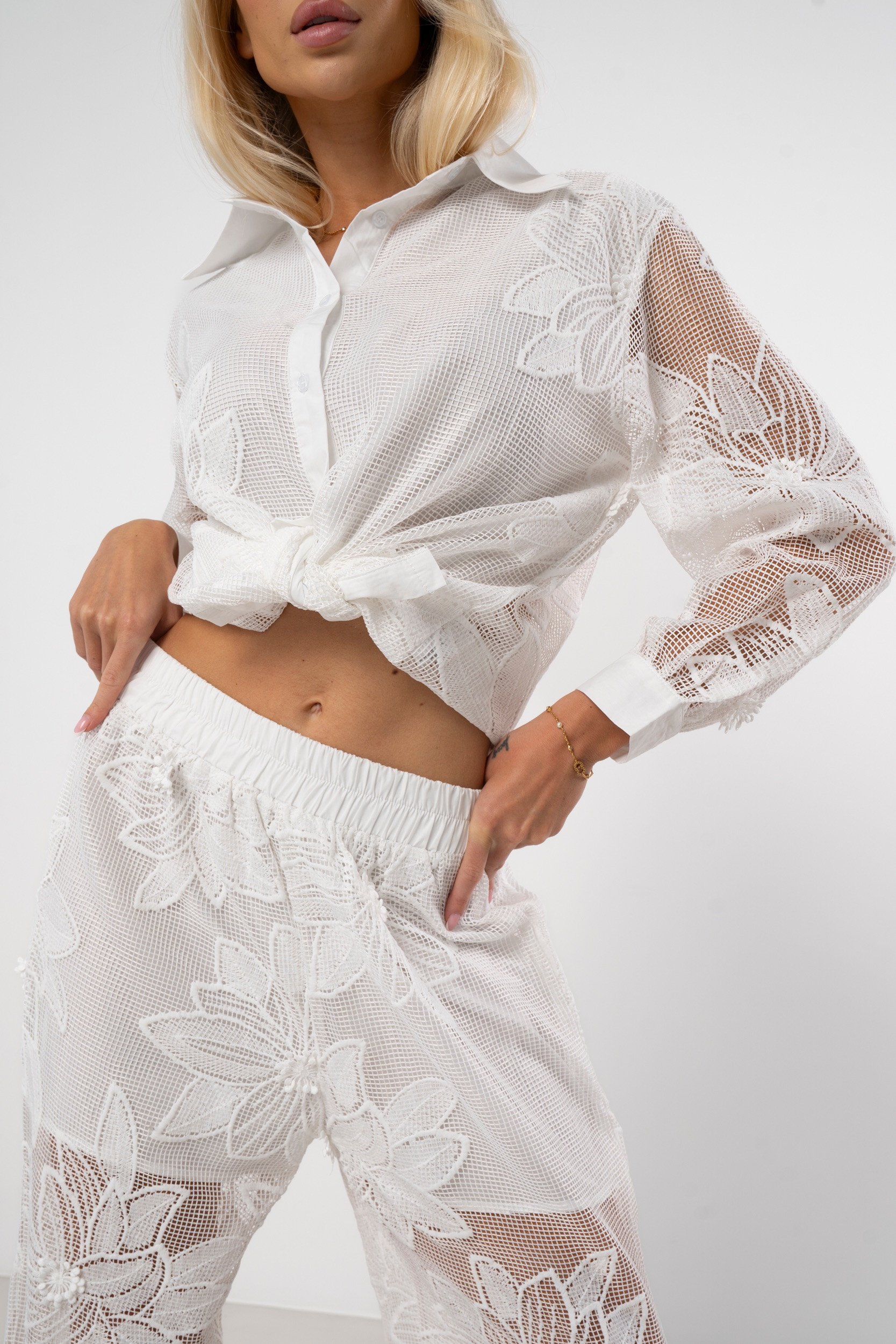 Ażurowy komplet w kwiaty z prześwitującej siateczki | Hurtownia odzieży damskiej