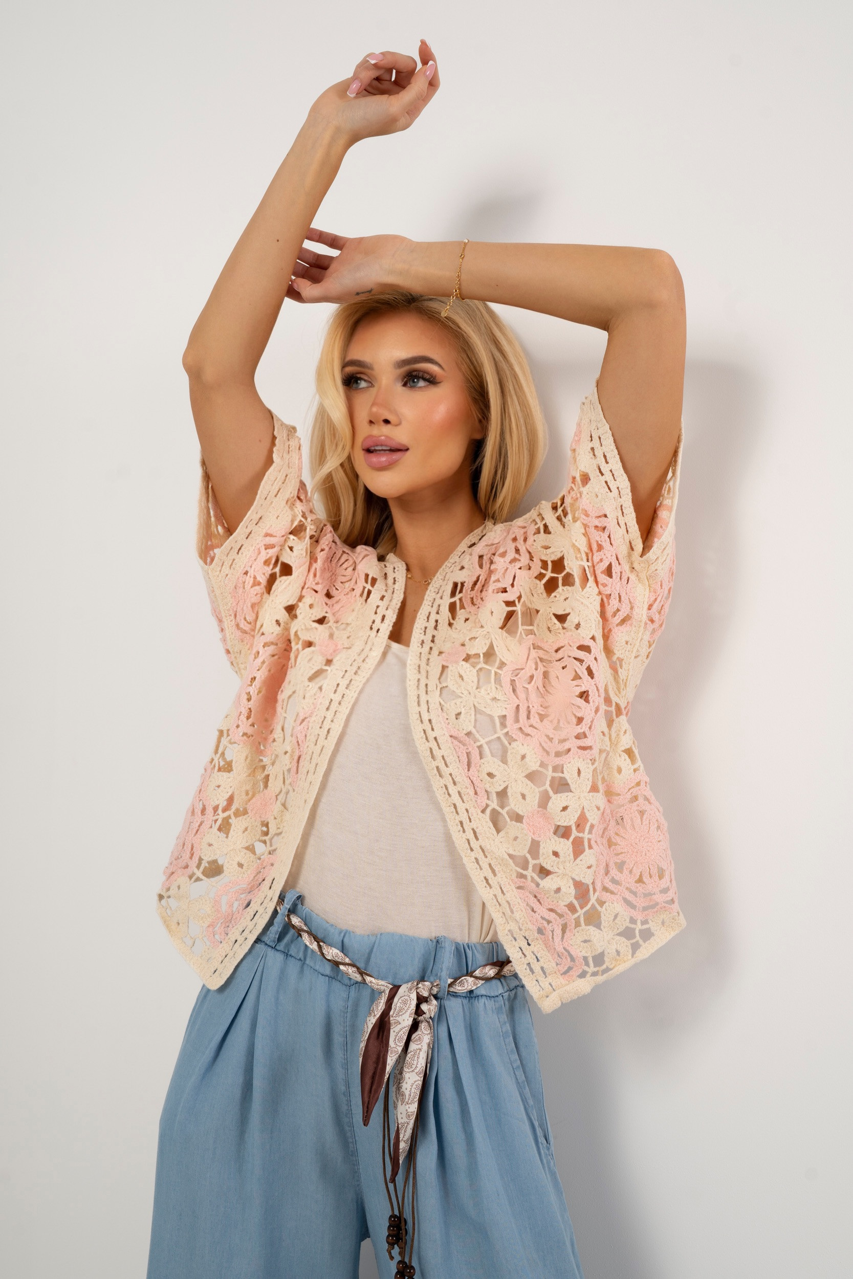 Krótki kardigan ażurowy z motywem kwiatowym | Hurtownia internetowa odzieży włoskiej