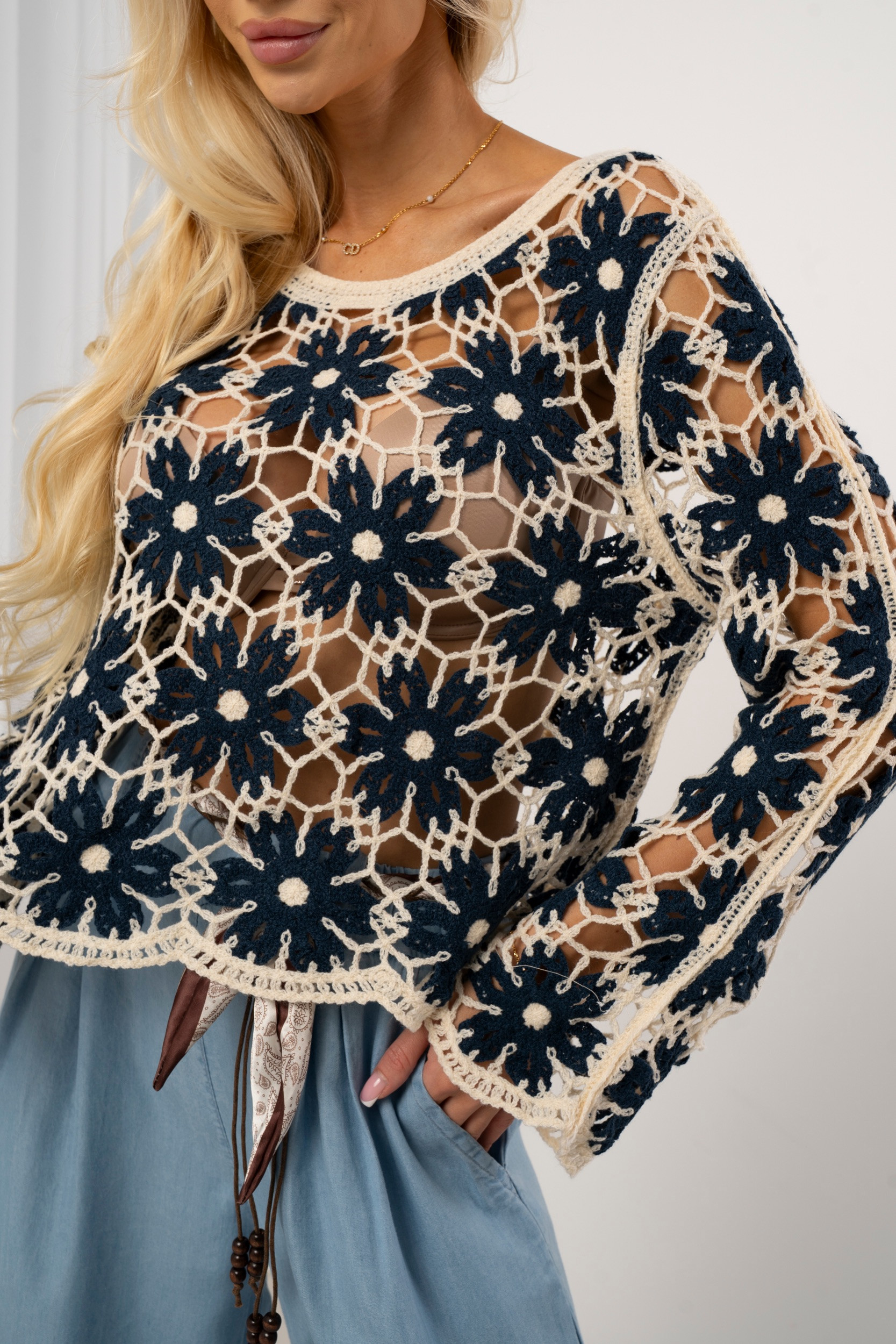 Ażurowa bluzka w stylu boho w kwiaty