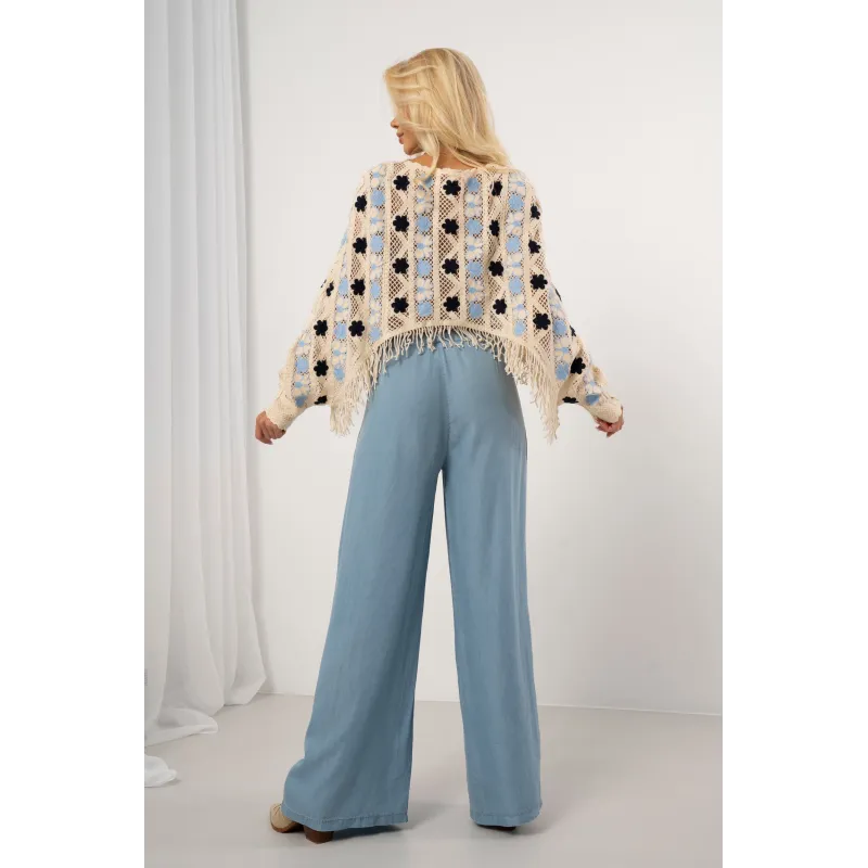 Krótka ażurowa bluzka z kwiatami i frędzlami | Hurtownia damskiej odzięzy włoskiej