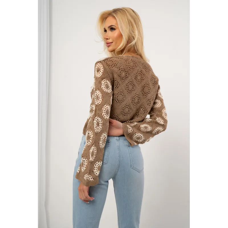 Ażurowy sweter o kroju crop z haftowanymi kwiatami | Hurtownia odzieży damskiej do butiku