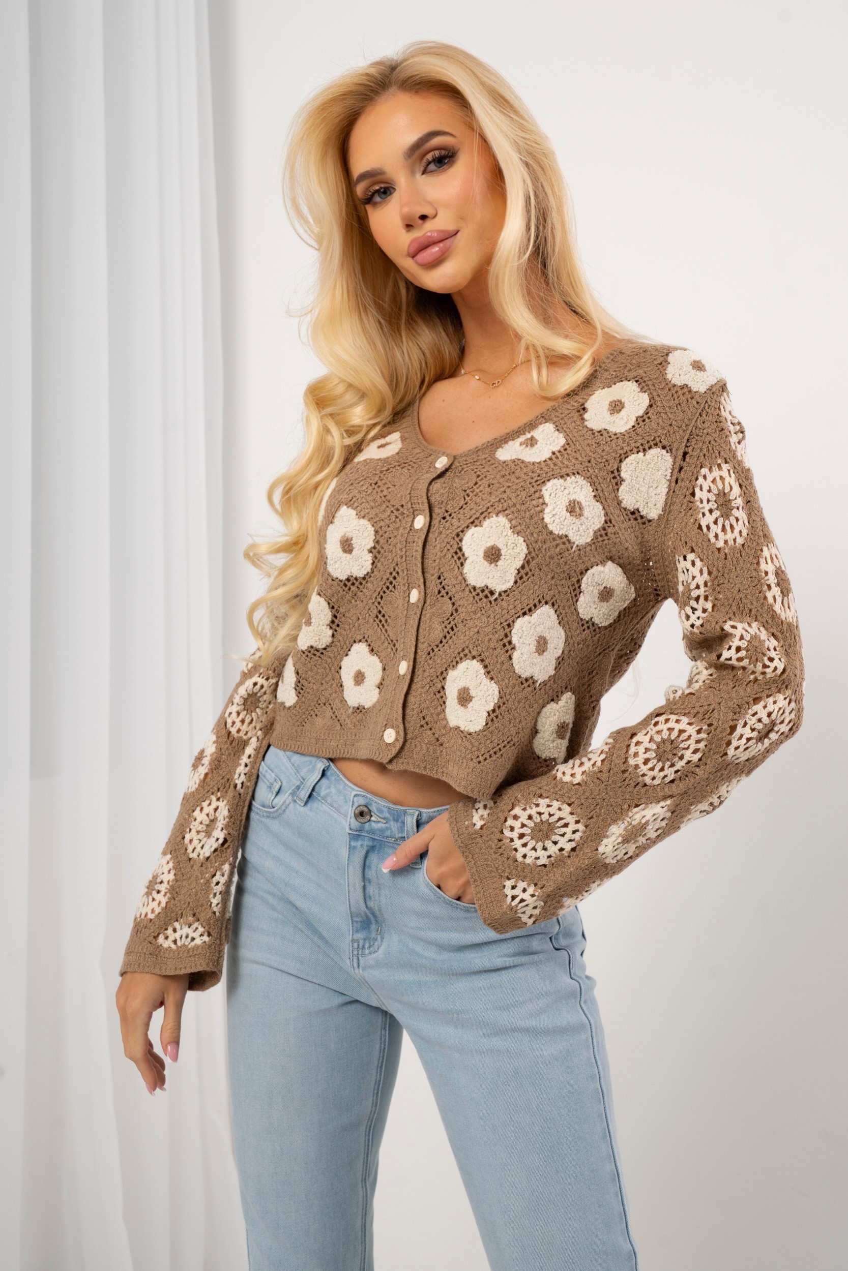 Ażurowy sweter o kroju crop z haftowanymi kwiatami | Hurtownia odzieży damskiej do butiku