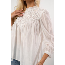 Bluzka z delikatną stójką i ażurowym zdobieniem
