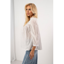 Bluzka z delikatną stójką i ażurowym zdobieniem