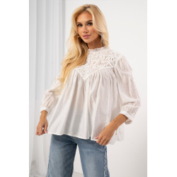 Bluzka z delikatną stójką i ażurowym zdobieniem