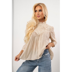 Bluzka z delikatną stójką i ażurowym zdobieniem