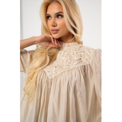 Bluzka z delikatną stójką i ażurowym zdobieniem