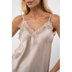 Satynowy top bieliźniany z koronkowym dekoltem | Hurtownia odzieży damskiej do butiku