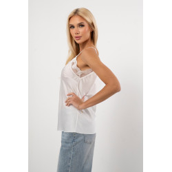 Satynowy top bieliźniany z koronkowym dekoltem | Hurtownia odzieży damskiej do butiku