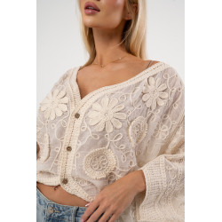 Ażurowa bluzka koszulowa z haftem i szerokimi rękawami | Hurt odzieży damskiej