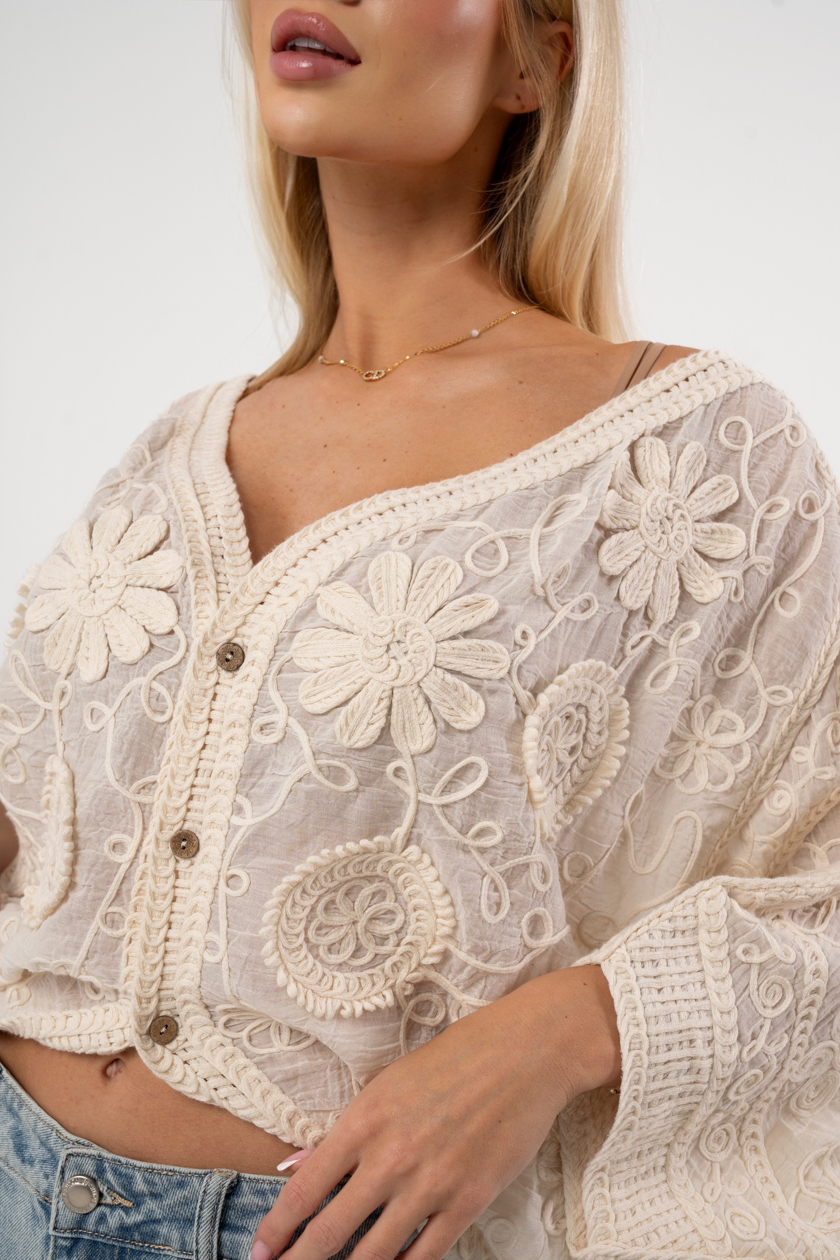 Ażurowa bluzka koszulowa z haftem i szerokimi rękawami | Hurt odzieży damskiej