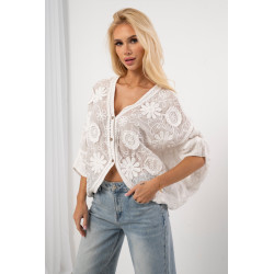 Ażurowa bluzka koszulowa z haftem i szerokimi rękawami | Hurt odzieży damskiej