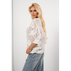 Ażurowa bluzka koszulowa z haftem i szerokimi rękawami | Hurt odzieży damskiej