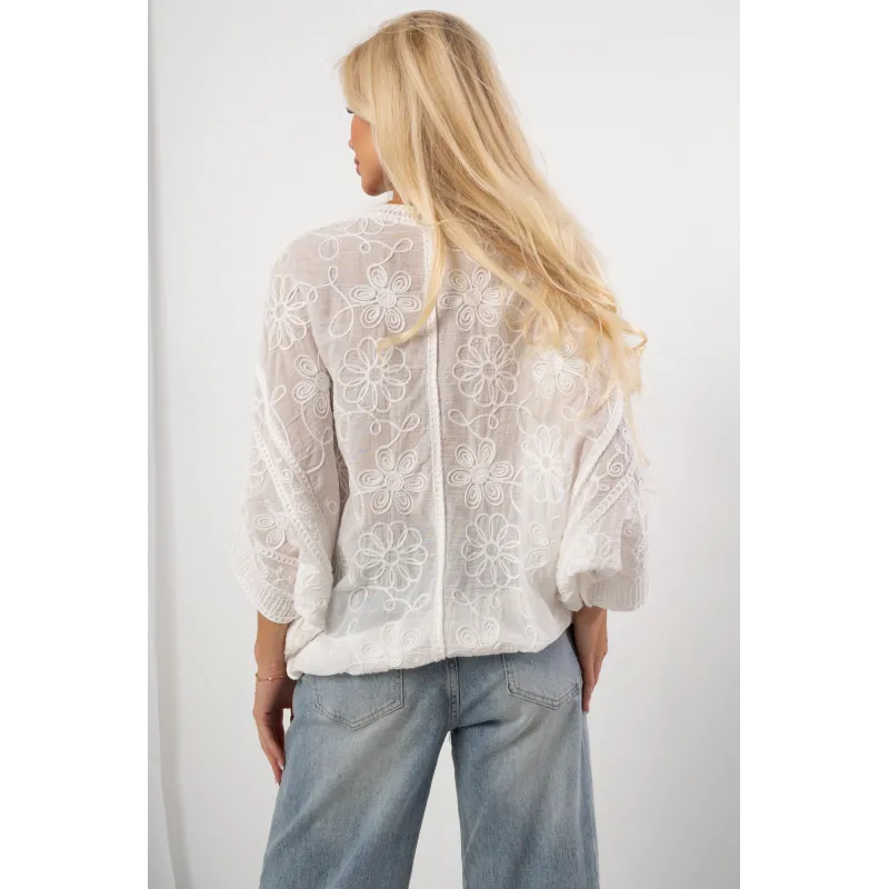 Ażurowa bluzka koszulowa z haftem i szerokimi rękawami | Hurt odzieży damskiej
